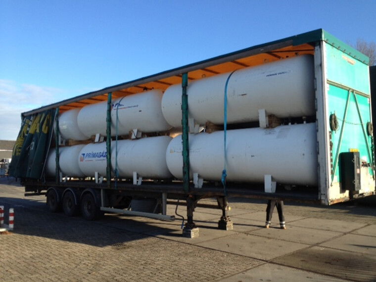 Foto van Curtain semi-trailer loaded with LPG tanks