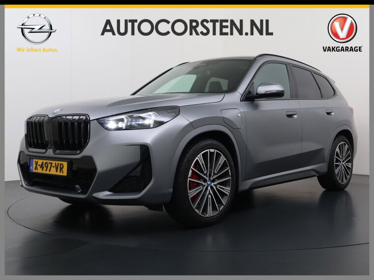 Foto van BMW X1 xDrive30e AUT-7 327pk 4WD Leer Pano-Dak/Hef-Dak FROZEN-PURE-GREY Sport-Stoel+Elektr.+Geheugen+Verwarmd M-Sport-Pro +M-Exterieur+M-Interieur+M-Remmen Elektr.Wegklapbare-Trekhaak Harman-Kardon Adaptive-LED Live-Cockpit-Pro Driving assist plus Head-up displa