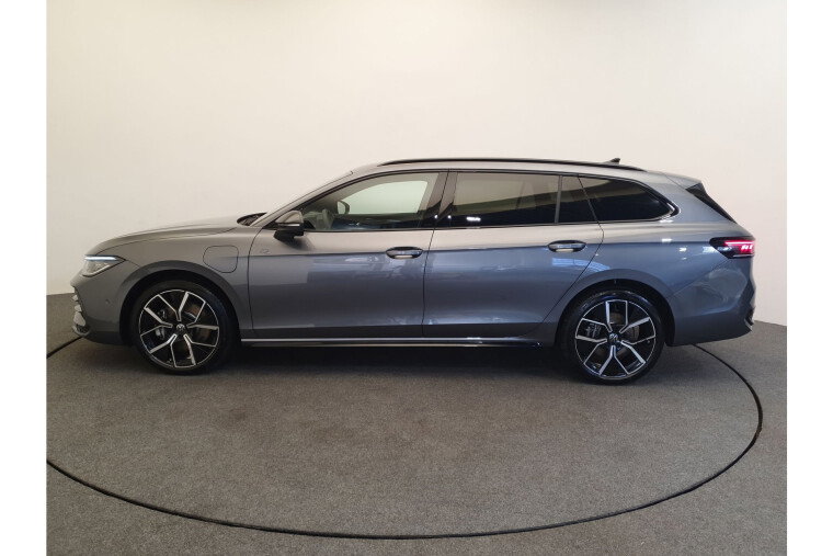 Volkswagen Passat Variant 1.5 eHybrid 272pk DSG/AUT R-Line Wegklapbare trekhaak, Massage, Camera