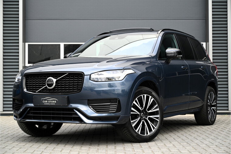 Foto van Volvo XC90 2.0 T8 Recharge AWD R-DESIGN / PANO / LEDER / MEMORY / TREKHAAK / LED / DENIM BLUE / ULTIMATE DARK / 20"