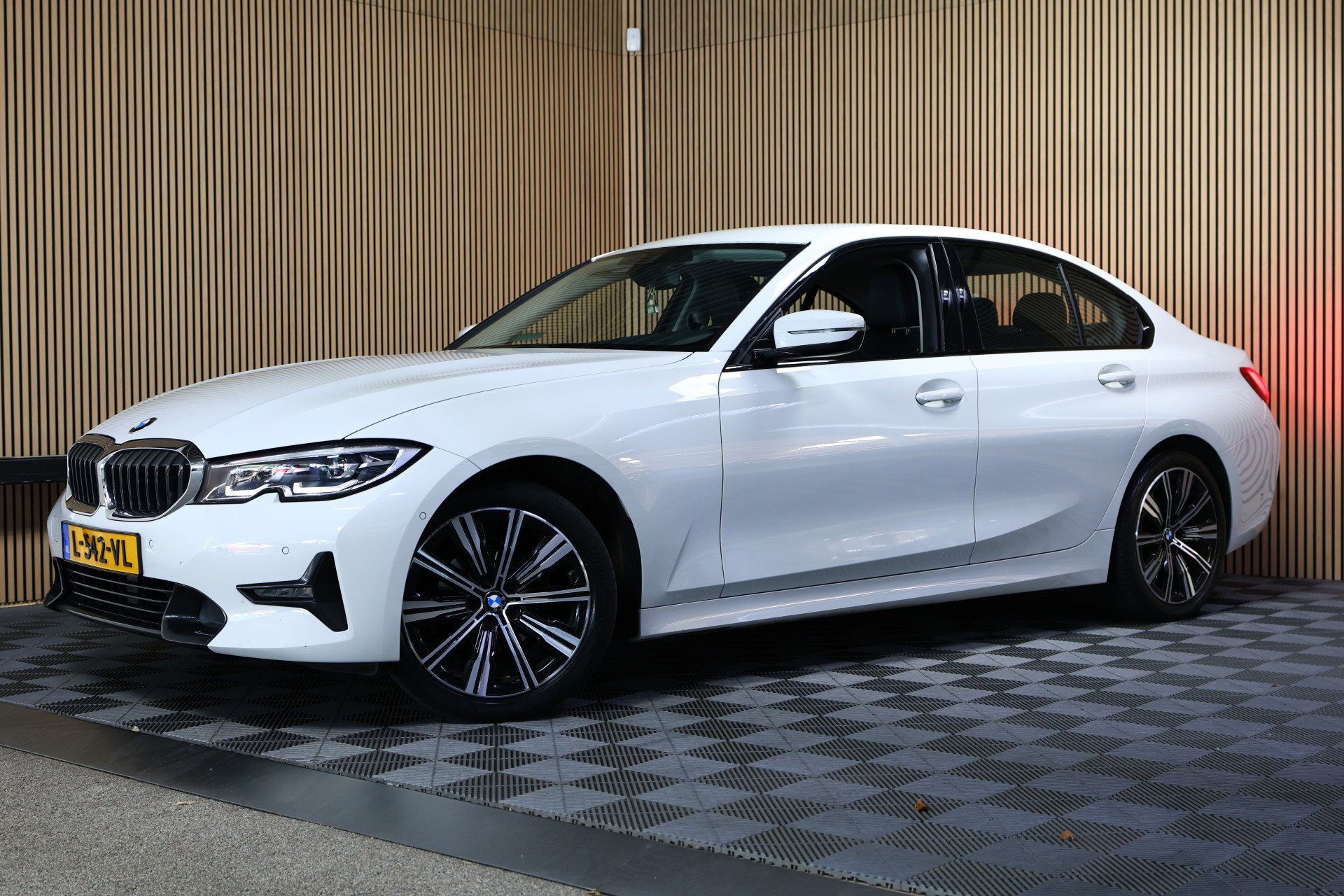 BMW 318i Business M SPORT Edition AVM SPORTLEDER NAVI CARPLAY VIRTUAL '21 - foto 9