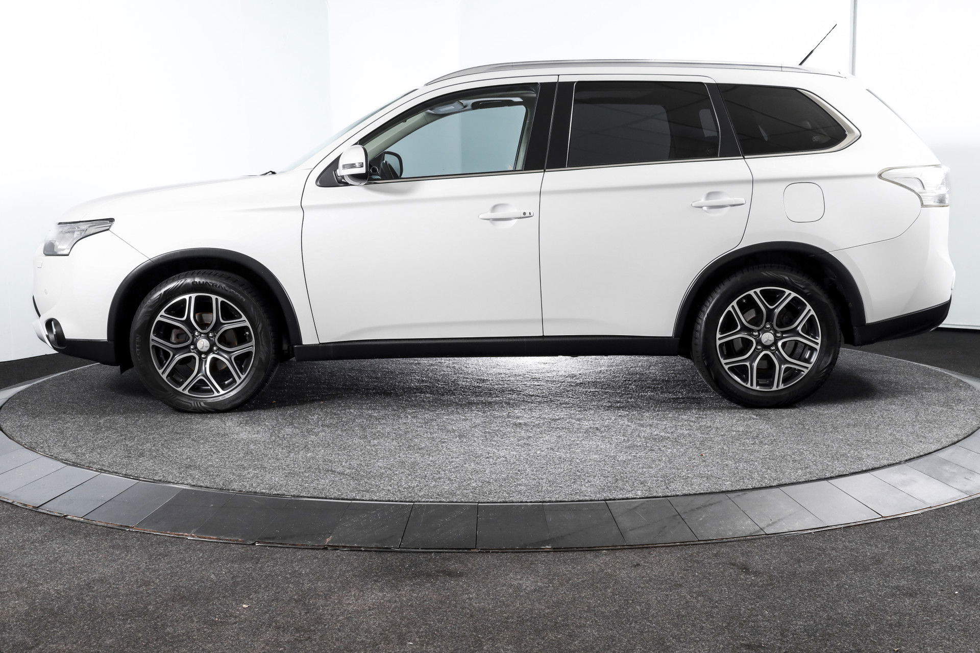 Mitsubishi - Outlander