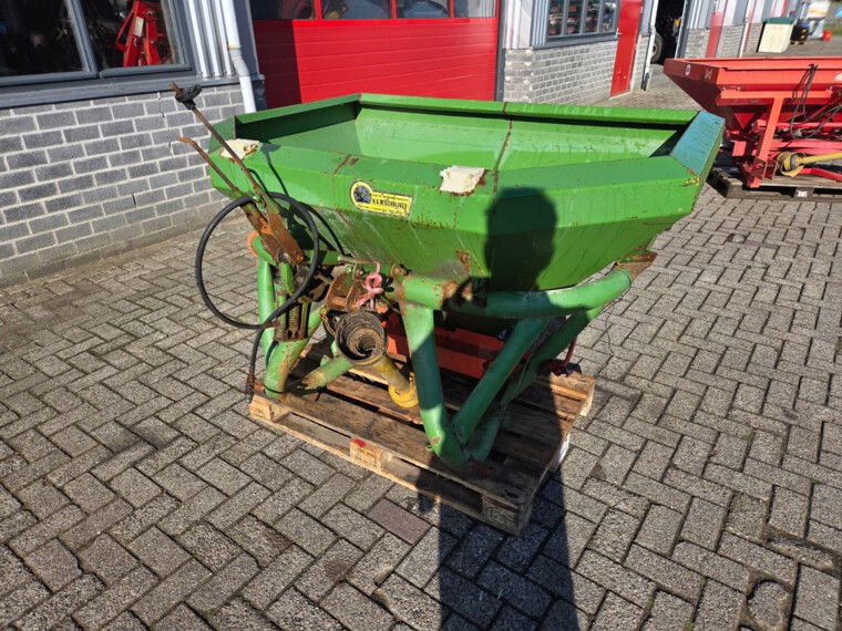 Foto van Amazone kunstmeststrooier
