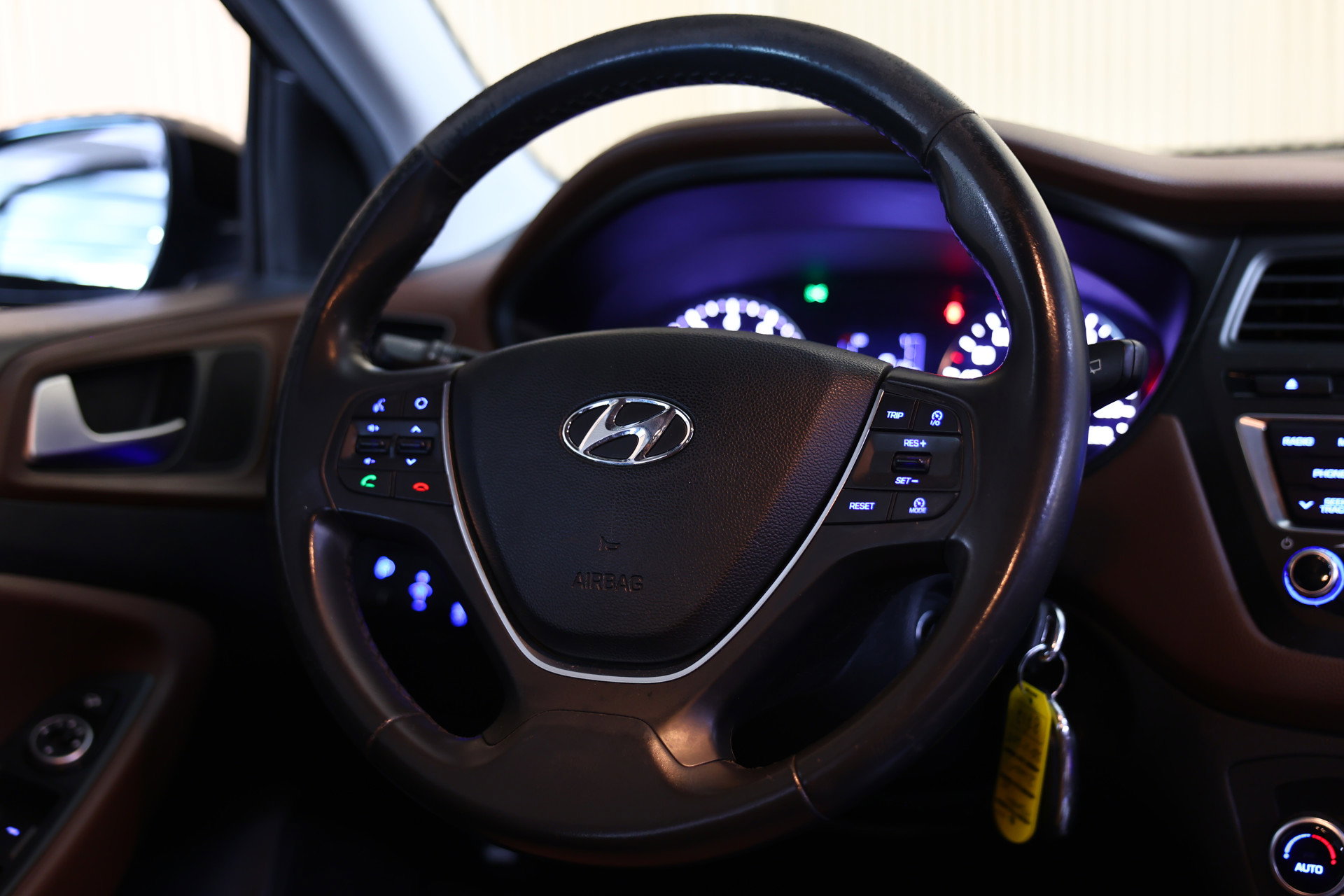 Hyundai 1.2 HP i-Motion Comfort CRUISE CLIMA BT THAAK '15 - foto 26