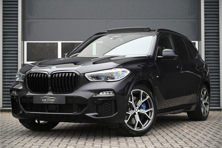 Foto van BMW X5 xDrive45e M-SPORT / SKYLOUNGE PANO / INDIVIDUAL / LASER / MASSAGE / SOFTCLOSE / HUD / 4WIELSTURING / TREKHAAK