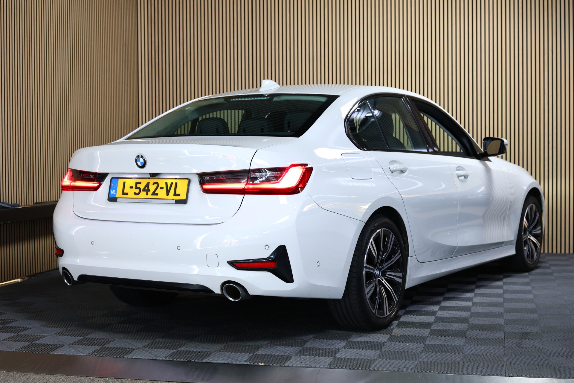 BMW 318i Business M SPORT Edition AVM SPORTLEDER NAVI CARPLAY VIRTUAL '21 - foto 3