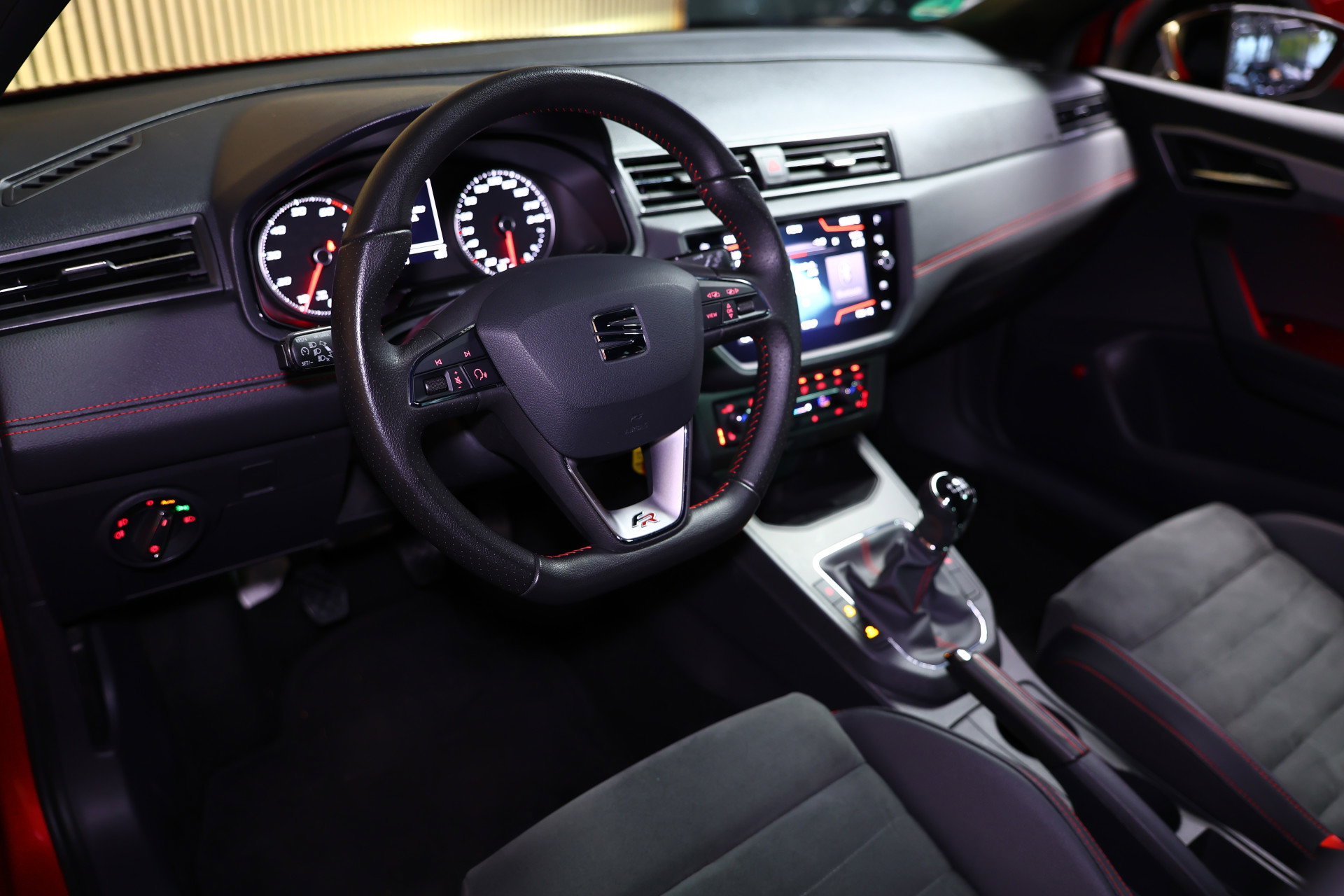 SEAT 1.0 TSI FR NAVI CLIMA CRUISE SFEER BEATS PDC LED CAMERA BT NFC SDP '19 - foto 36