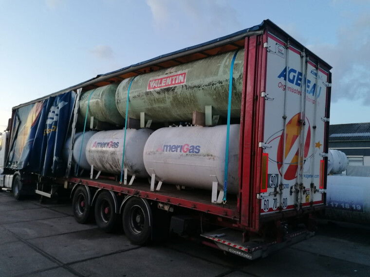 Foto van Curtain semi-trailer with used aboveground 2700 &4850L tanks