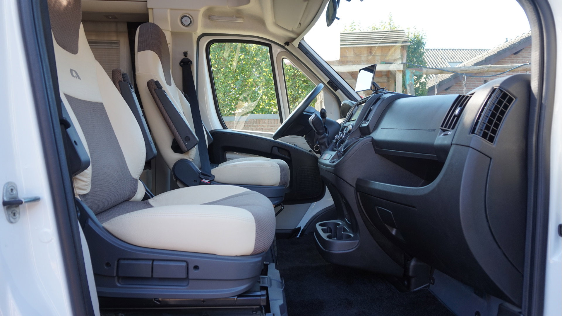 Adria CORAL S 670SL Automaat 150pk Airco Luchtvering Lengtebedden 5 zitplaatsen - foto 4