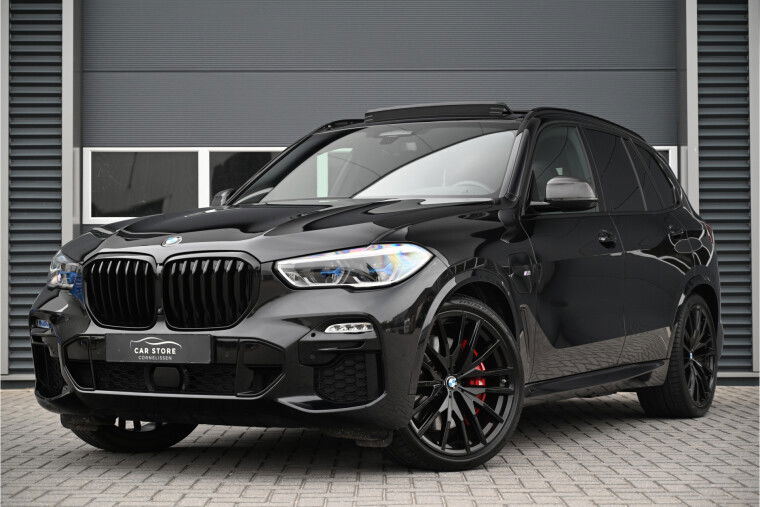 Foto van BMW X5 xDrive45e M-SPORT / SKYLOUNGE PANO / M-PERF SEATS / B&W / CARBON / LASER / HUD / 4 WIELSTURING