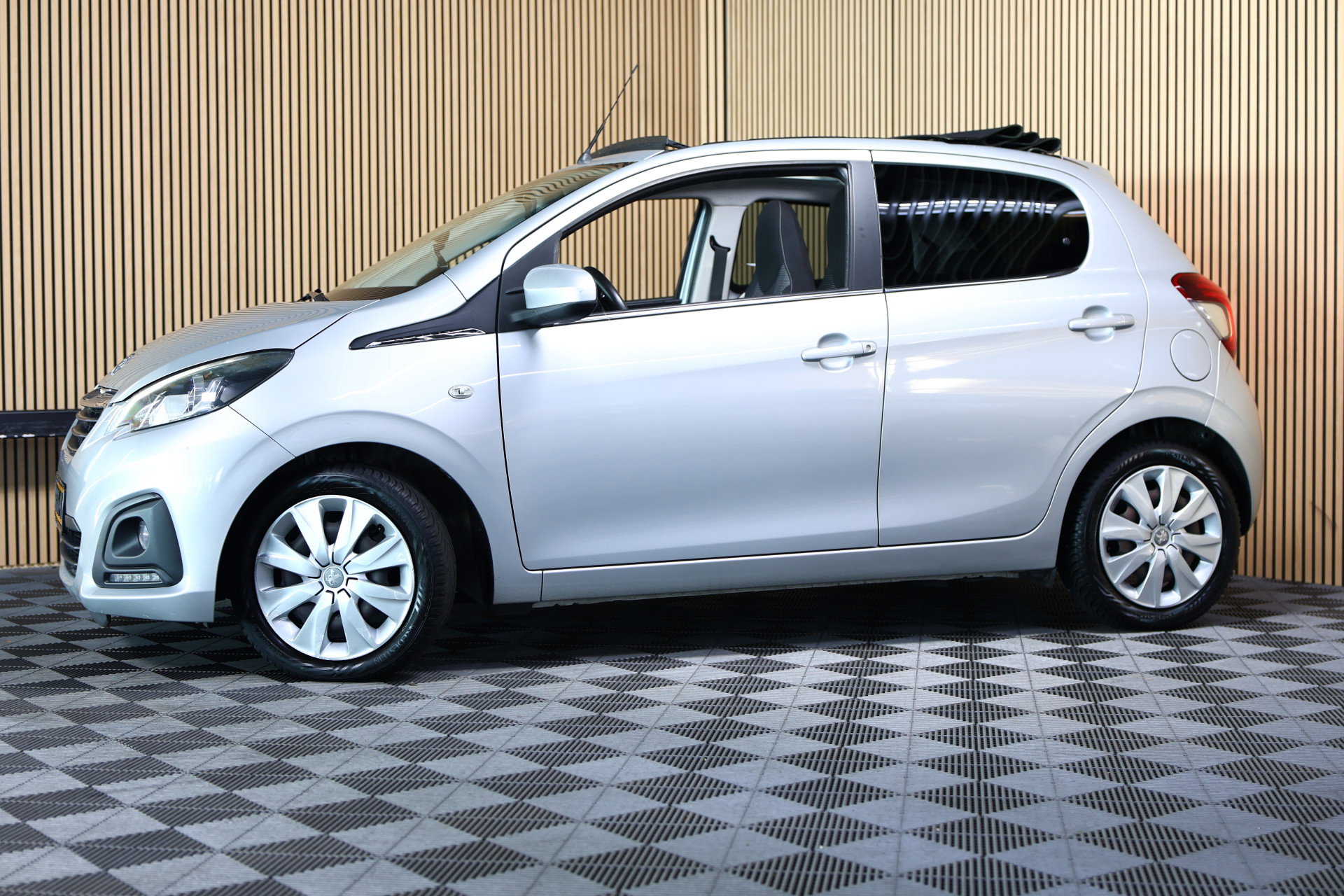 Peugeot 1.2 Puretech Allure CABRIO TOP NAVIGATIE CARPLAY AIRCO A. CAMERA 2018 - foto 4