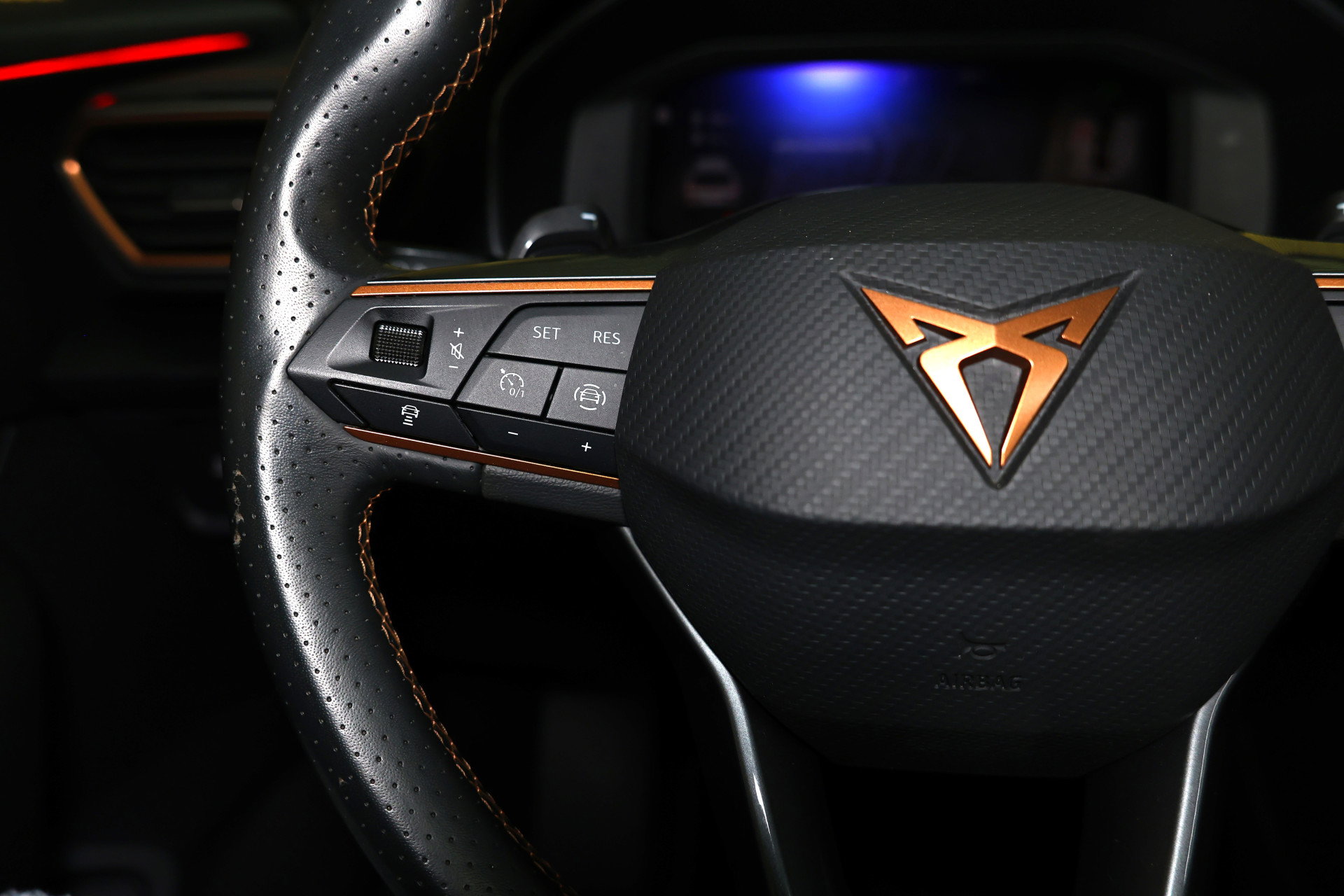 CUPRA 1.4 e-Hybrid Adrenaline AVM CARPLAY NAVI PANO MEMORY VIRTUAL CAMERA SFEER "23 - foto 15
