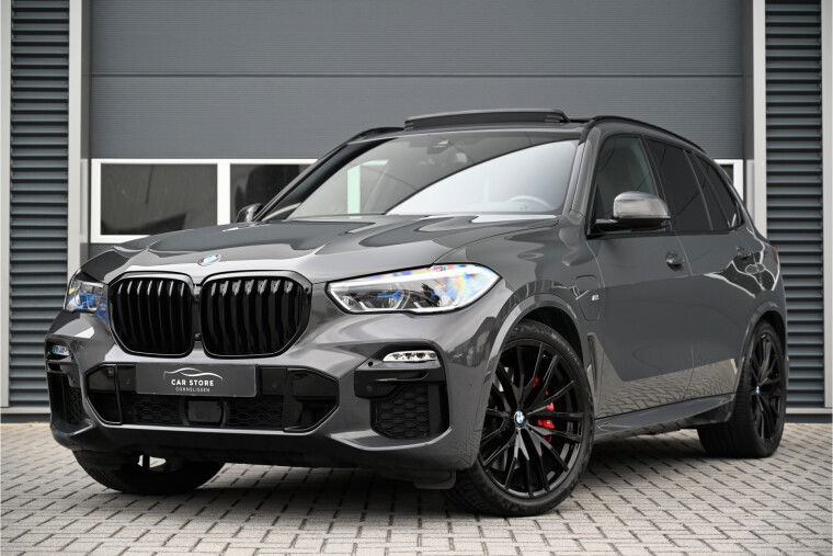 Foto van BMW X5 xDrive45e M-SPORT / PANO / M-PERF SEATS / LASER / CARBON / HUD / INDIVIDUAL / HARMAN KARDON / DRAVIT GRAU