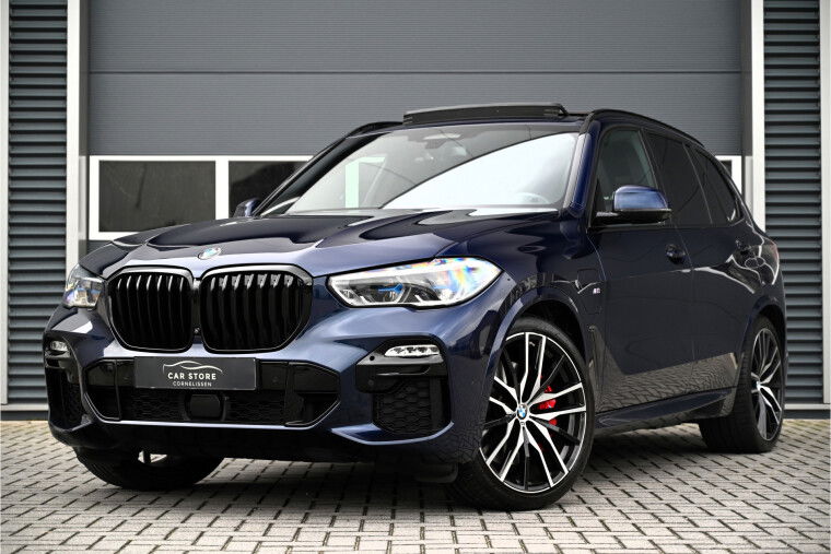 Foto van BMW X5 xDrive45e M-SPORT / SKYLOUNGE PANO / LASER / INDIVIDUAL LEDER / HUD / SOFTCLOSE / 4WIELSTURING / NL AUTO / 22"