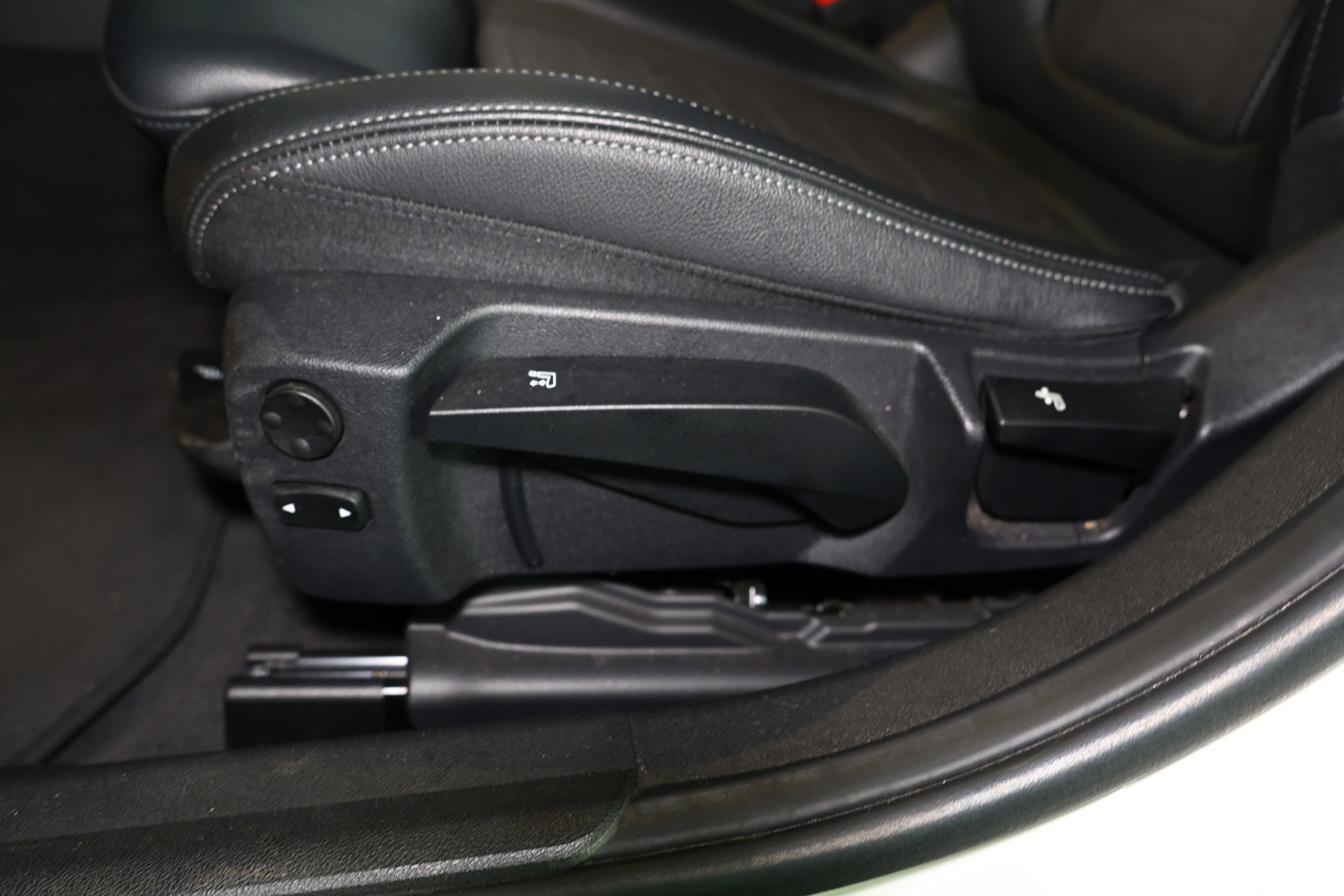 BMW 318i Business M SPORT Edition AVM SPORTLEDER NAVI CARPLAY VIRTUAL '21 - foto 12
