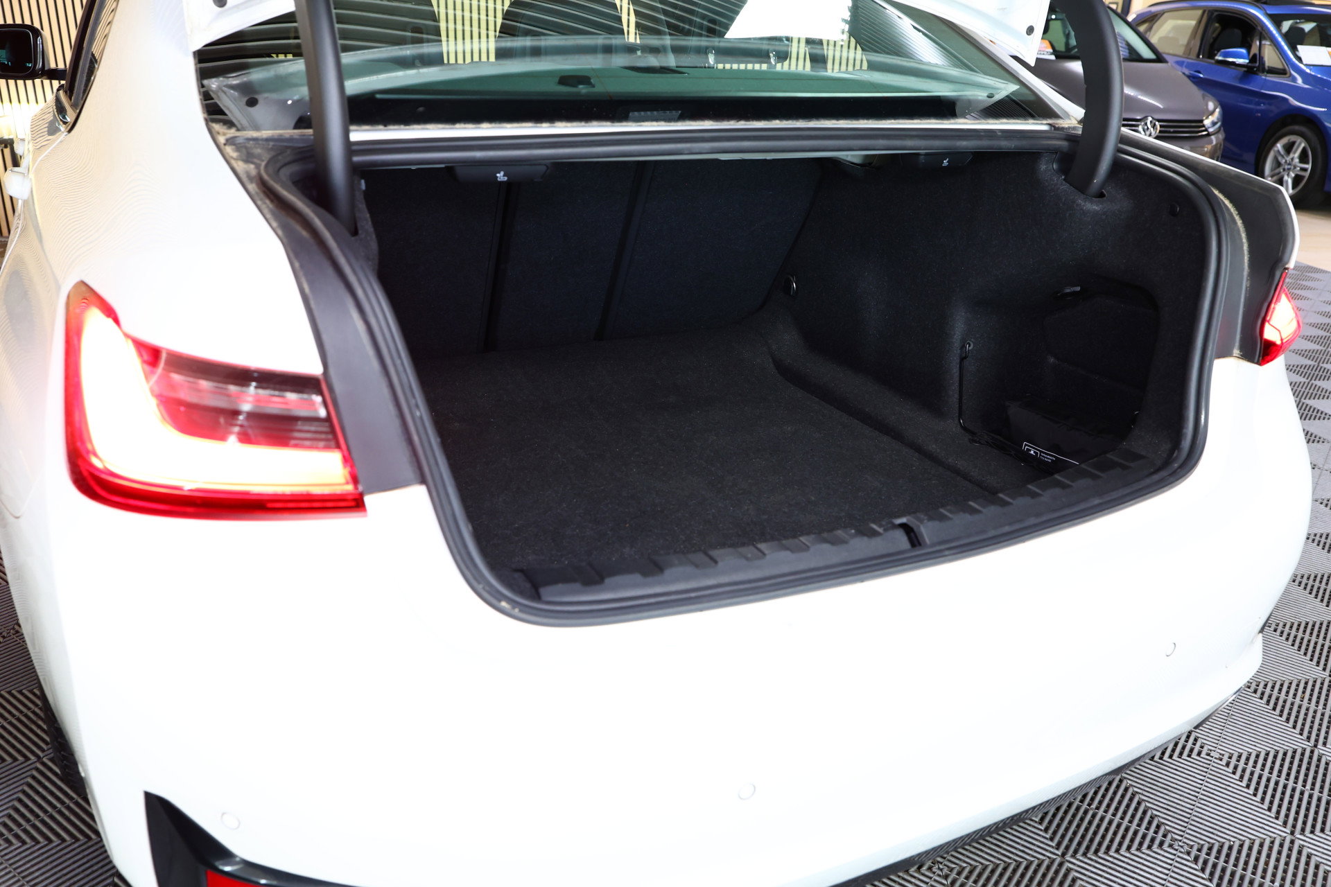 BMW 318i Business M SPORT Edition AVM SPORTLEDER NAVI CARPLAY VIRTUAL '21 - foto 39