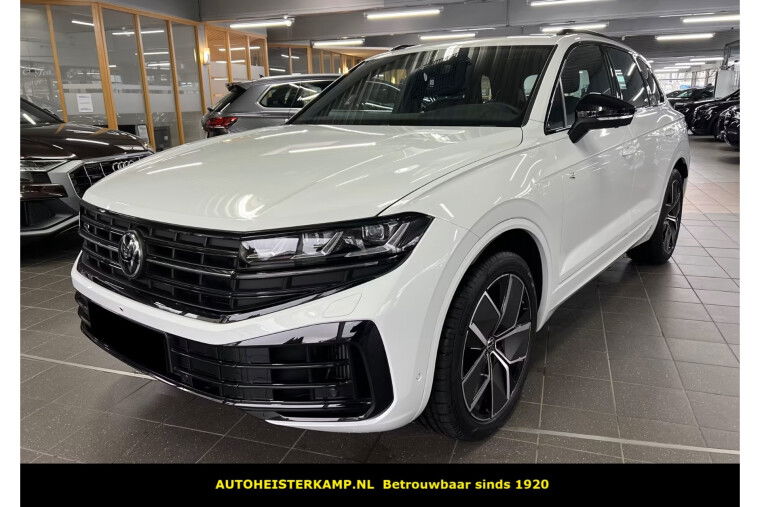 Volkswagen Touareg 3.0 TSi eHybrid 4MOTION R Grijs Kenteken ACC LUCHTVERING TREKHAAK COMFORTSTOELEN HEAD-UP DISPLAY Panoramadak