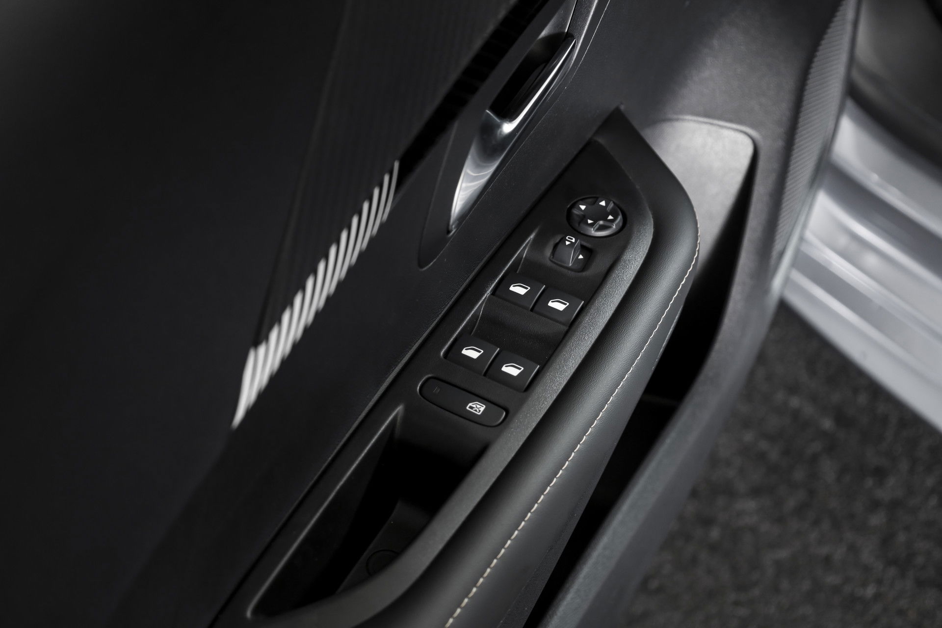 Peugeot - 208