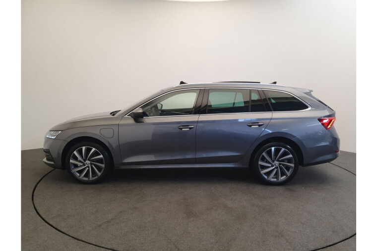 Škoda Octavia Combi 1.4 TSI 204pk DSG/AUT iV PHEV Style Business Edition Wegklapbare trekhaak, Panoramadak, Matrix