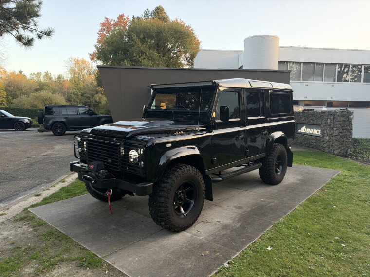 Foto van Land Rover Defender 110 TD4 Station Wagon Kahn Chelsea Truck – Grijs Kenteken