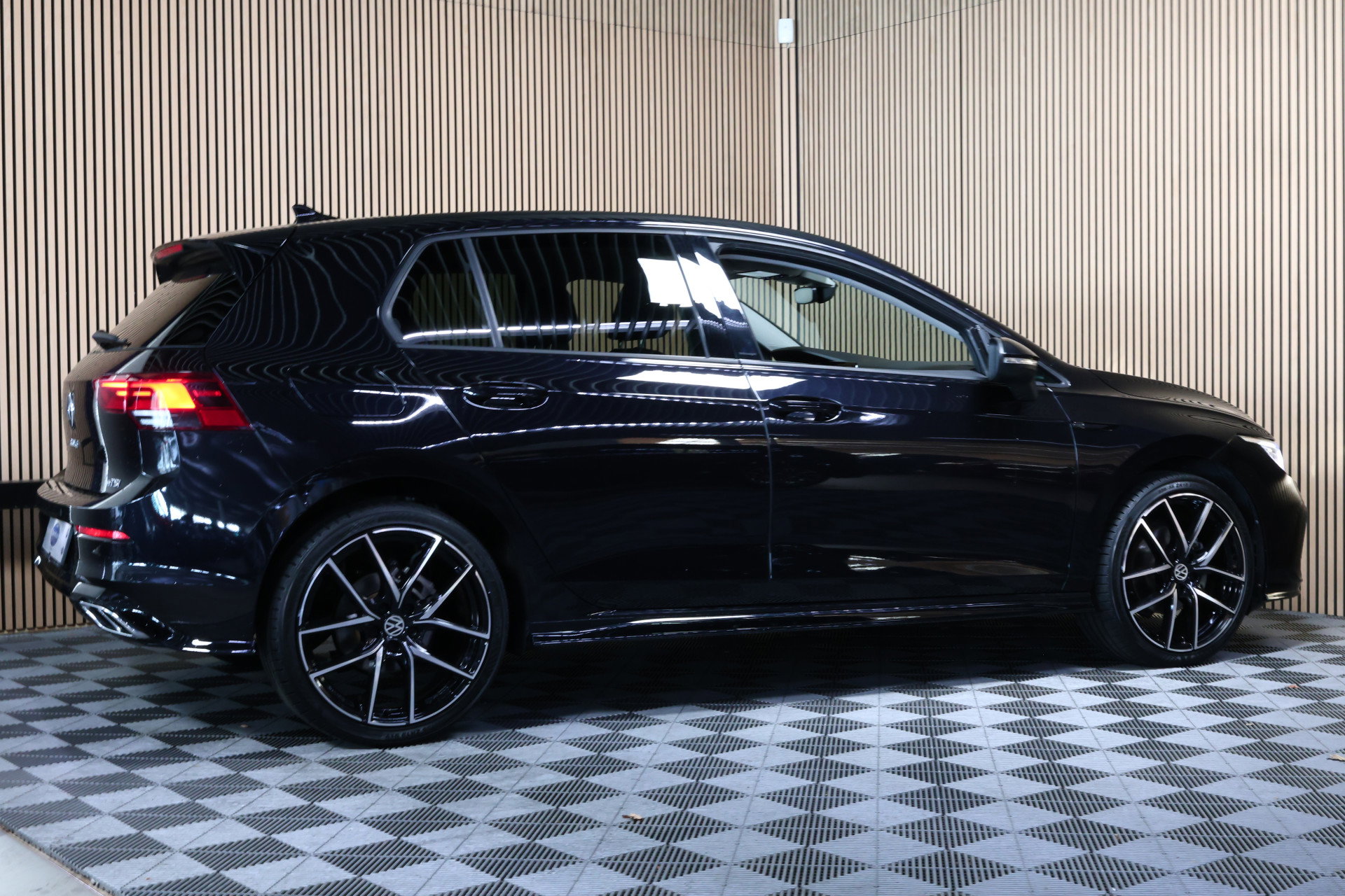 Volkswagen R line 1.0 eTsi AVM ACC CARPLAY CAMERA PDC '24 - foto 6