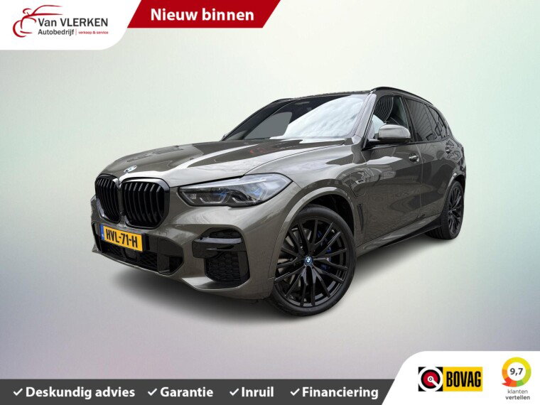 Foto van BMW X5 xDrive45e M SPORT SKYLOUNGE 22 inch