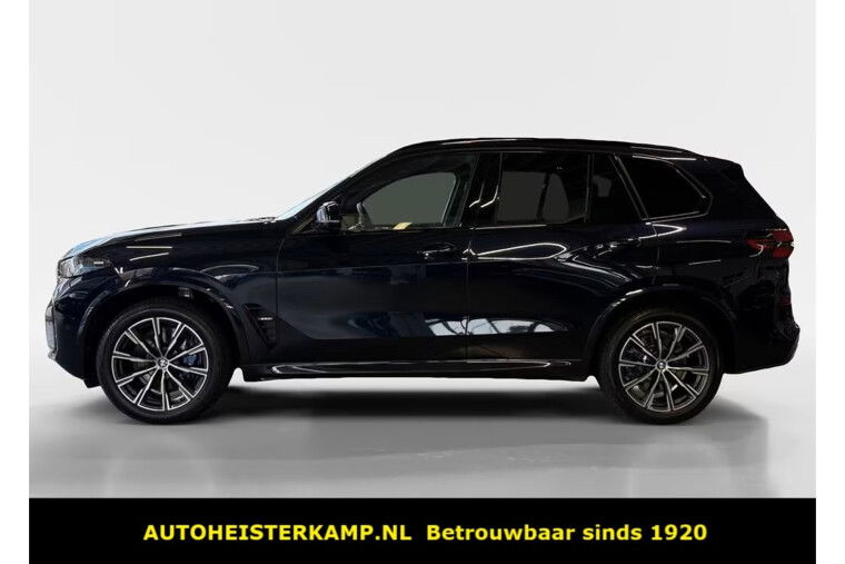 BMW X5 M60i xDrive M Sport 530 PK V8 ACC HEAD-UP PANORAMADAK STOELKOELING MASSAGE LUCHTVERING TREKHAAK
