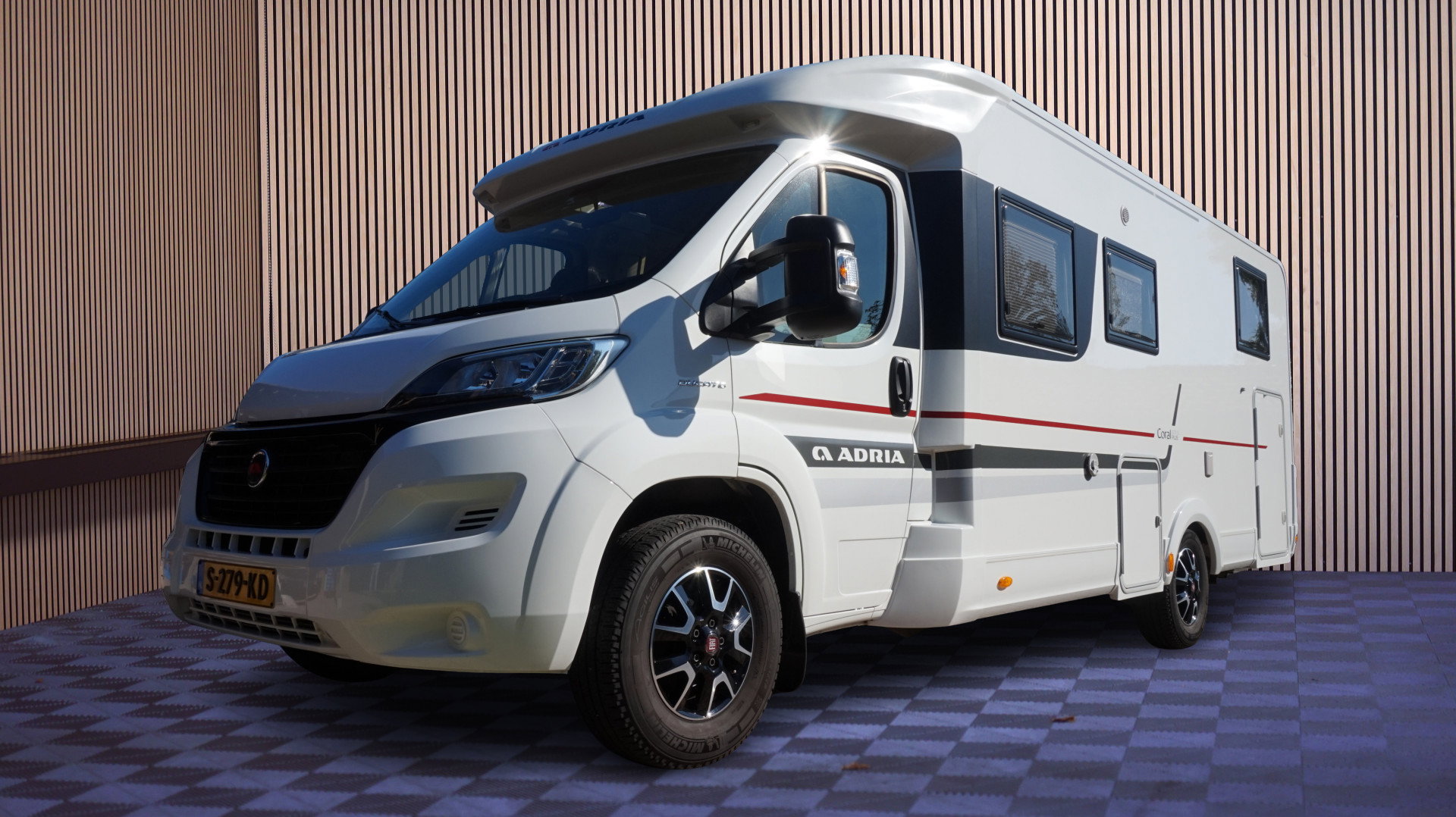 Adria CORAL S 670SL Automaat 150pk Airco Luchtvering Lengtebedden 5 zitplaatsen - foto 1