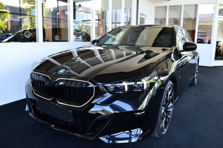 Foto van BMW 5 Serie Touring 550e xDrive Hybride M-Sportedition | G61 Vol !!