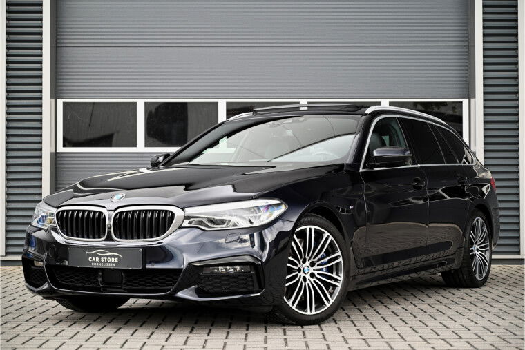 Foto van BMW 5 Serie Touring 540i xDrive M-SPORT / PANO / HARMAN KARDON / HUD / MEMORY / 360 CAMERA / STOELKOELING / DISPLAY KEY