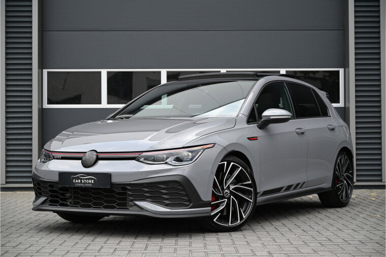 Foto van Volkswagen Golf 2.0 TSI GTI CLUBSPORT 300 PK / PANO / IQ LIGHT / HARMAN KARDON / HEAD UP DISPLAY / MOONSTONE GREY