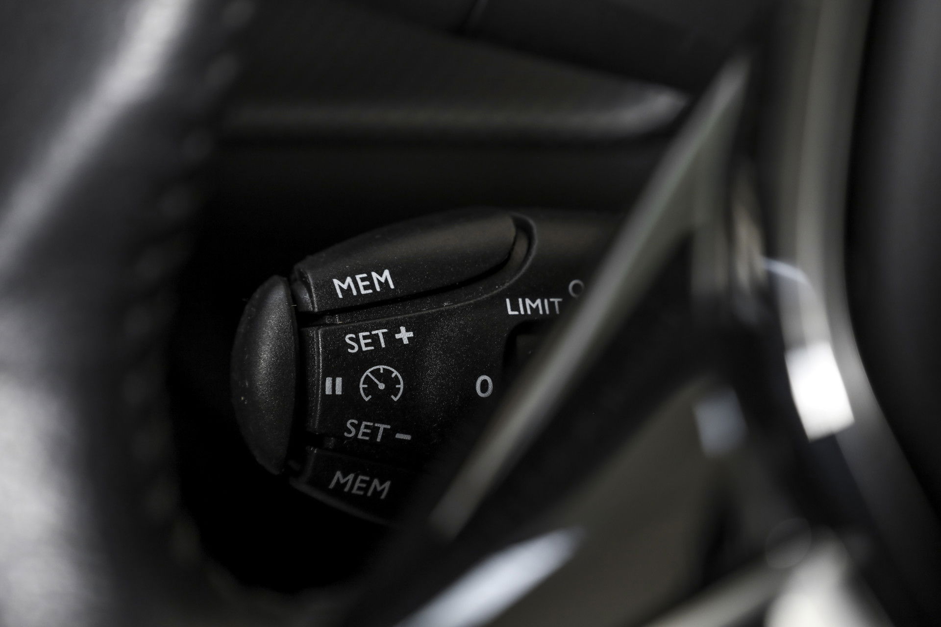 Peugeot - e-208