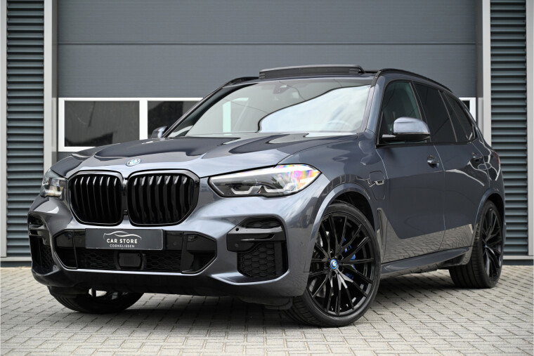 Foto van BMW X5 xDrive45e M-SPORT / PANO / TREKHAAK / MEMORY / 22" / DEALERONDERHOUDEN / ARCTIC GREY / TOPSTAAT