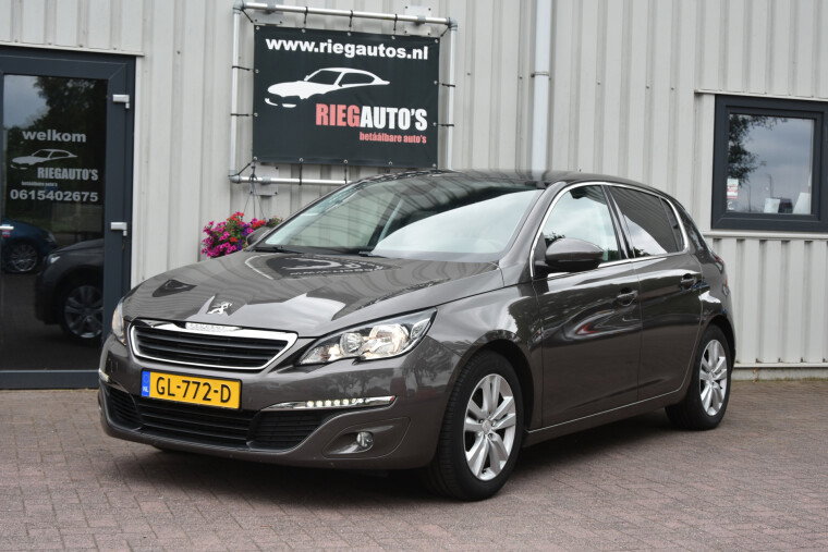 Foto van Peugeot 308 1.2 111 PK Blue Lease Executive. Panerama dak, Cruise, Navi, Trekhaak!!