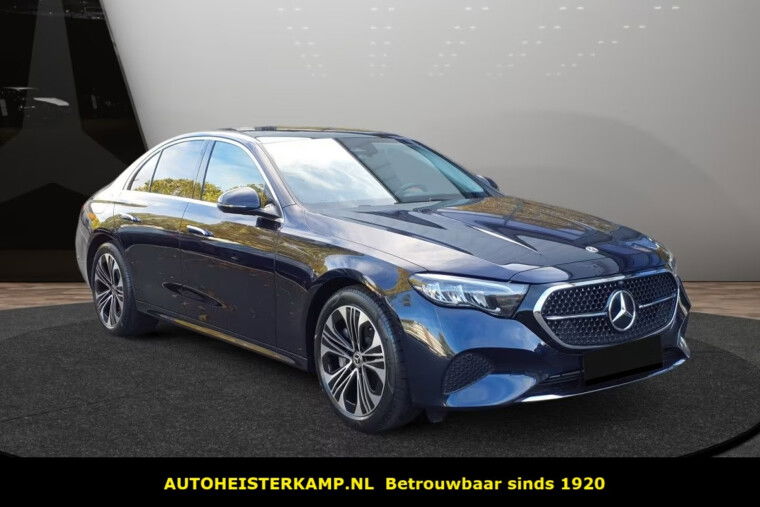 Mercedes-Benz E-Klasse 300 e Avantgarde Distronic Burmester Panorama Schuifdak Stuurverwarming Stoelverwarming 19 Inch Camera