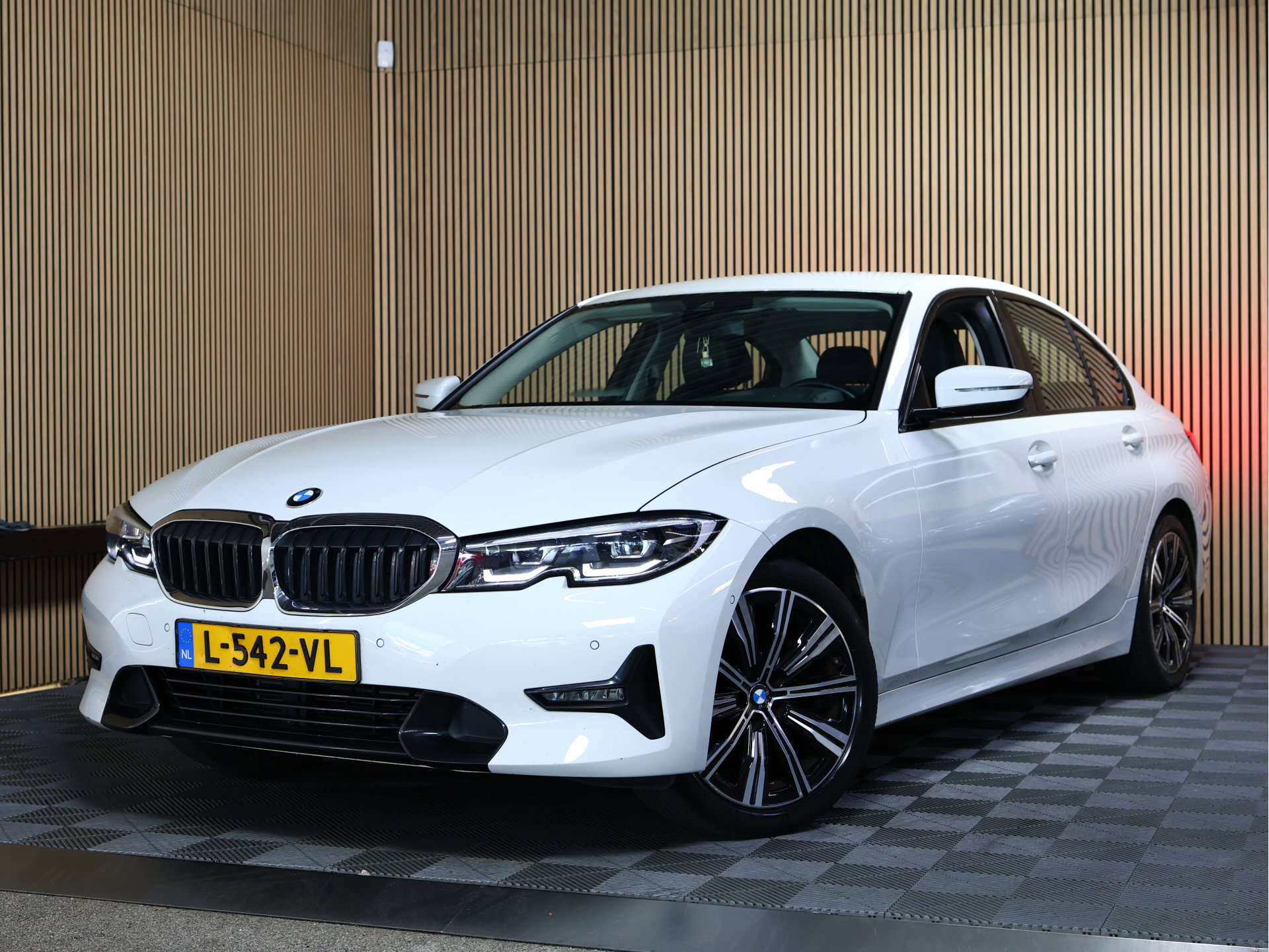 BMW 318i Business M SPORT Edition AVM SPORTLEDER NAVI CARPLAY VIRTUAL '21 - foto 1