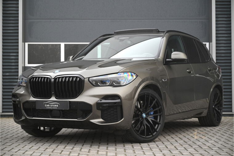 Foto van BMW X5 xDrive45e M-SPORT / SKYLOUNGE PANO / INDIVIDUAL LEDER / MASSAGE / LASER / HUD / TREKHAAK / MANHATTAN GREEN