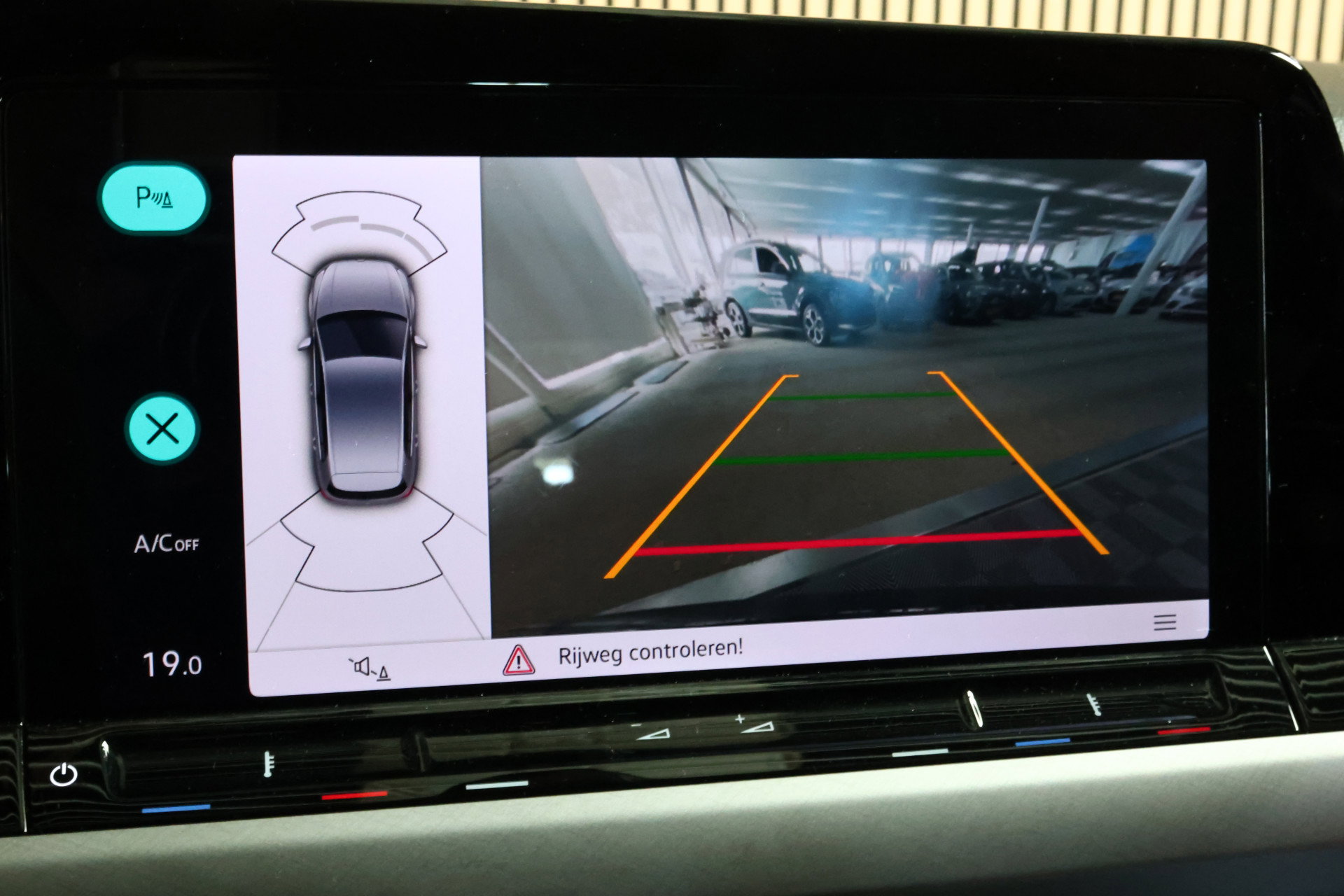Volkswagen R line 1.0 eTsi AVM ACC CARPLAY CAMERA PDC '24 - foto 25