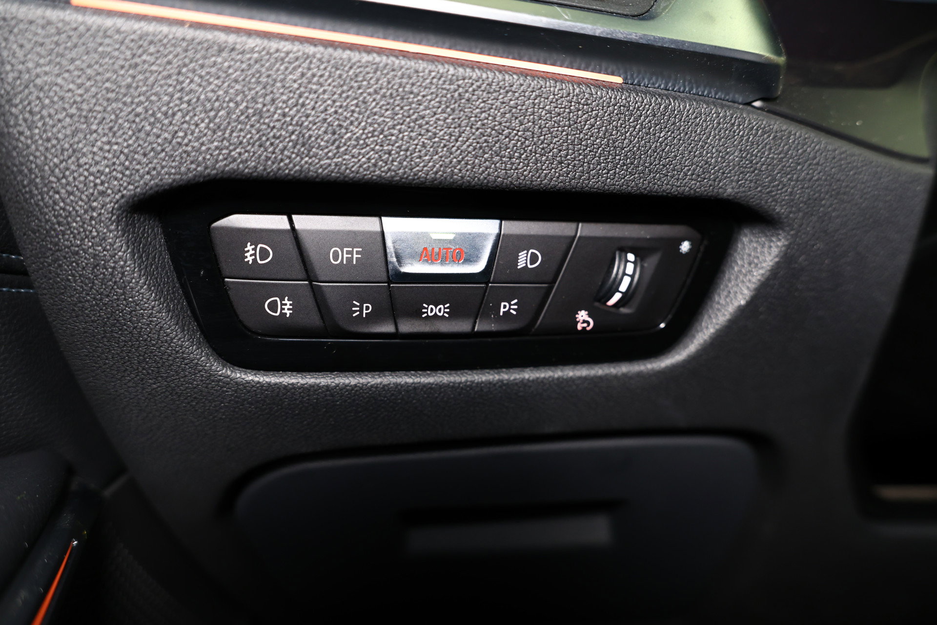 BMW 318i Business M SPORT Edition AVM SPORTLEDER NAVI CARPLAY VIRTUAL '21 - foto 13