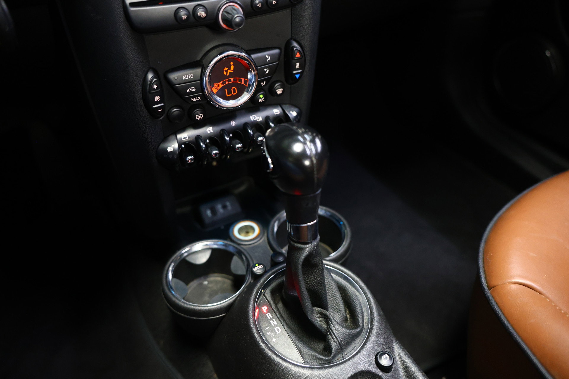 MINI 1.6 AUTOMAAT Chili LEDER NAVI BT STOELVW PDC '15 - foto 23