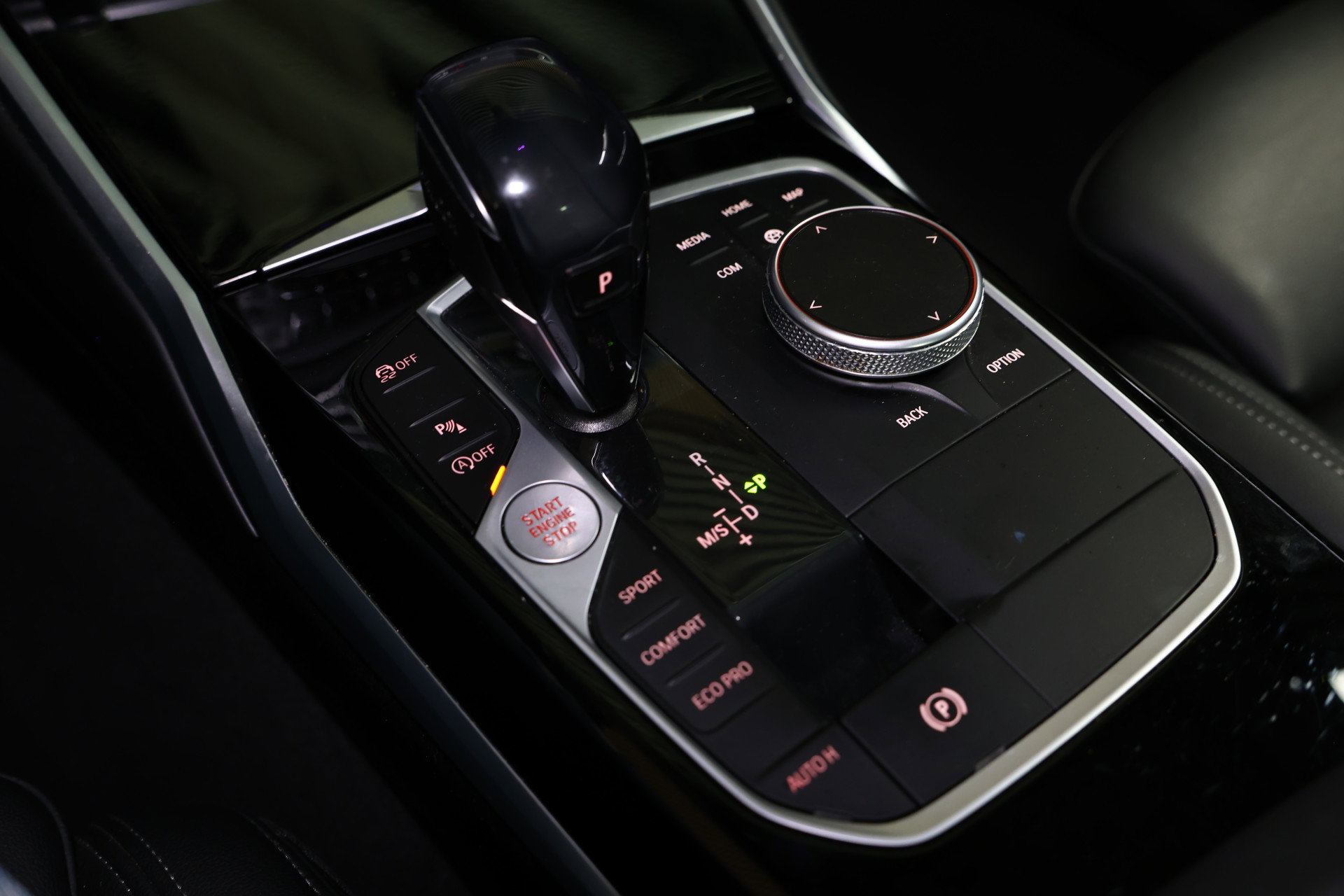 BMW 318i Business M SPORT Edition AVM SPORTLEDER NAVI CARPLAY VIRTUAL '21 - foto 31