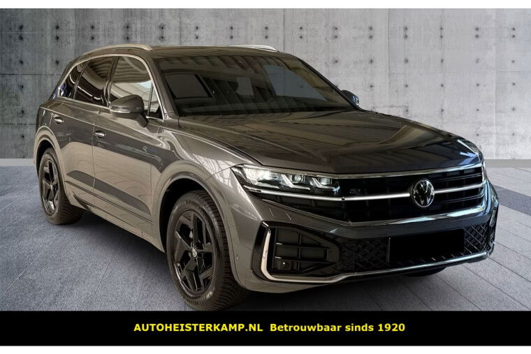 Volkswagen Touareg 3.0 TDI R-Line Grijs Kenteken ACC LUCHTVERING TREKHAAK COMFORTSTOELEN HEAD-UP DISPLAY