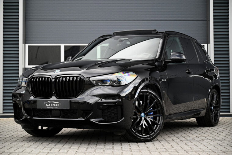 Foto van BMW X5 xDrive45e M-SPORT ***VERKOCHT*** SKYLOUNGE PANO / CARBON / LASER / MASSAGE / SOFTCLOSE / HUD / ALCANTARA / PARFUM / TREKHAAK