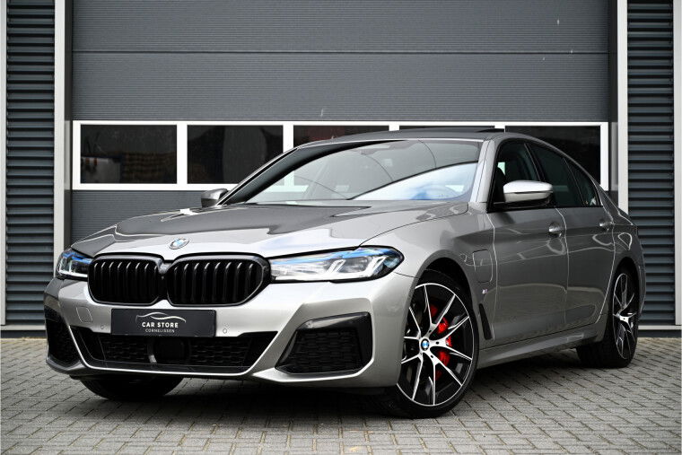 Foto van BMW 5 Serie 545e xDrive M-SPORT / SCHUIFDAK / M-PERF. SEATS / LASER / HARMAN KARDON / SOFTCLOSE / HUD / INDIVIDUAL DONNINGTON GREY