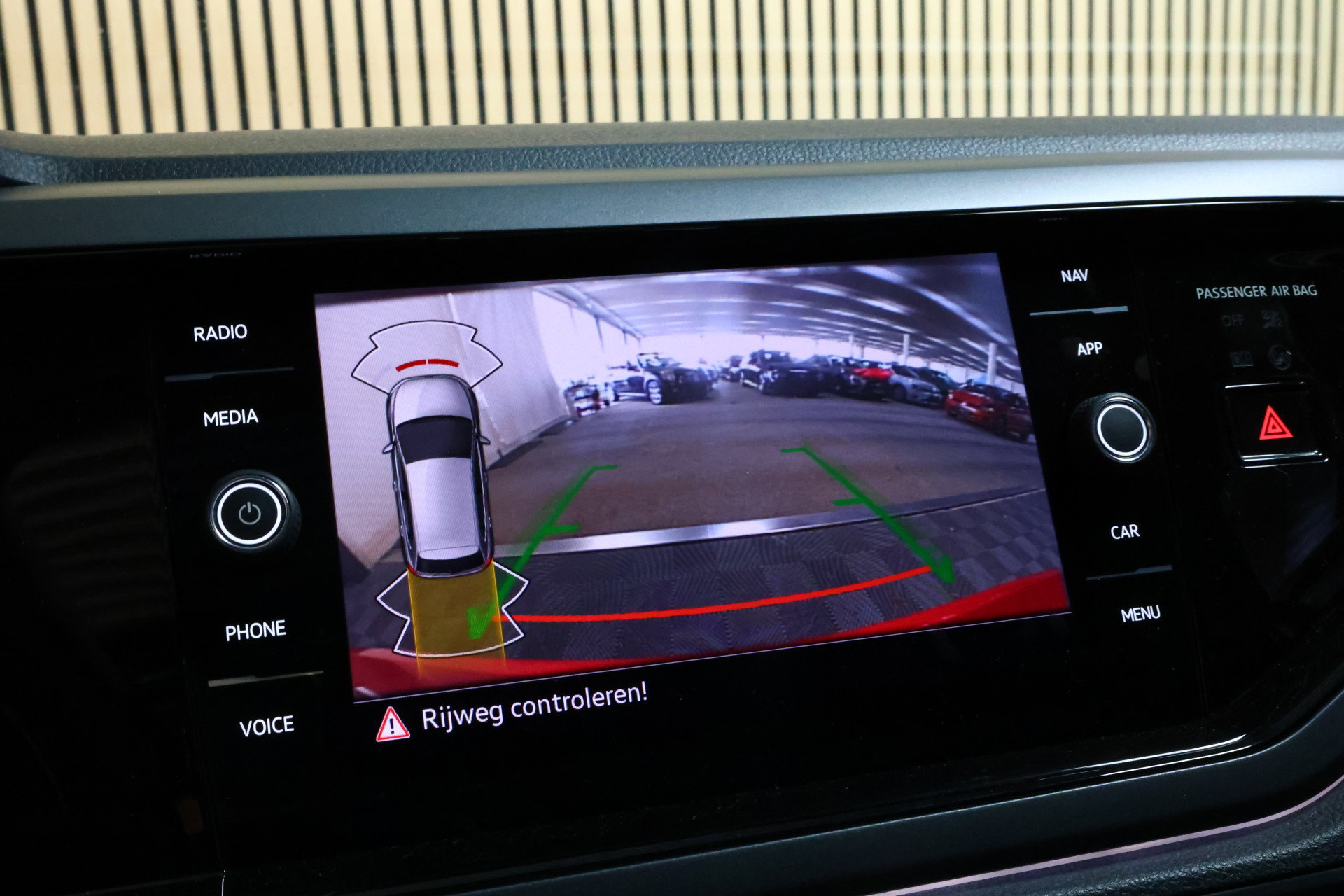 Volkswagen 1.0 TSI R-Line Business AVM DSG NAVI CARPLAY PANO STOELVW '22 - foto 25