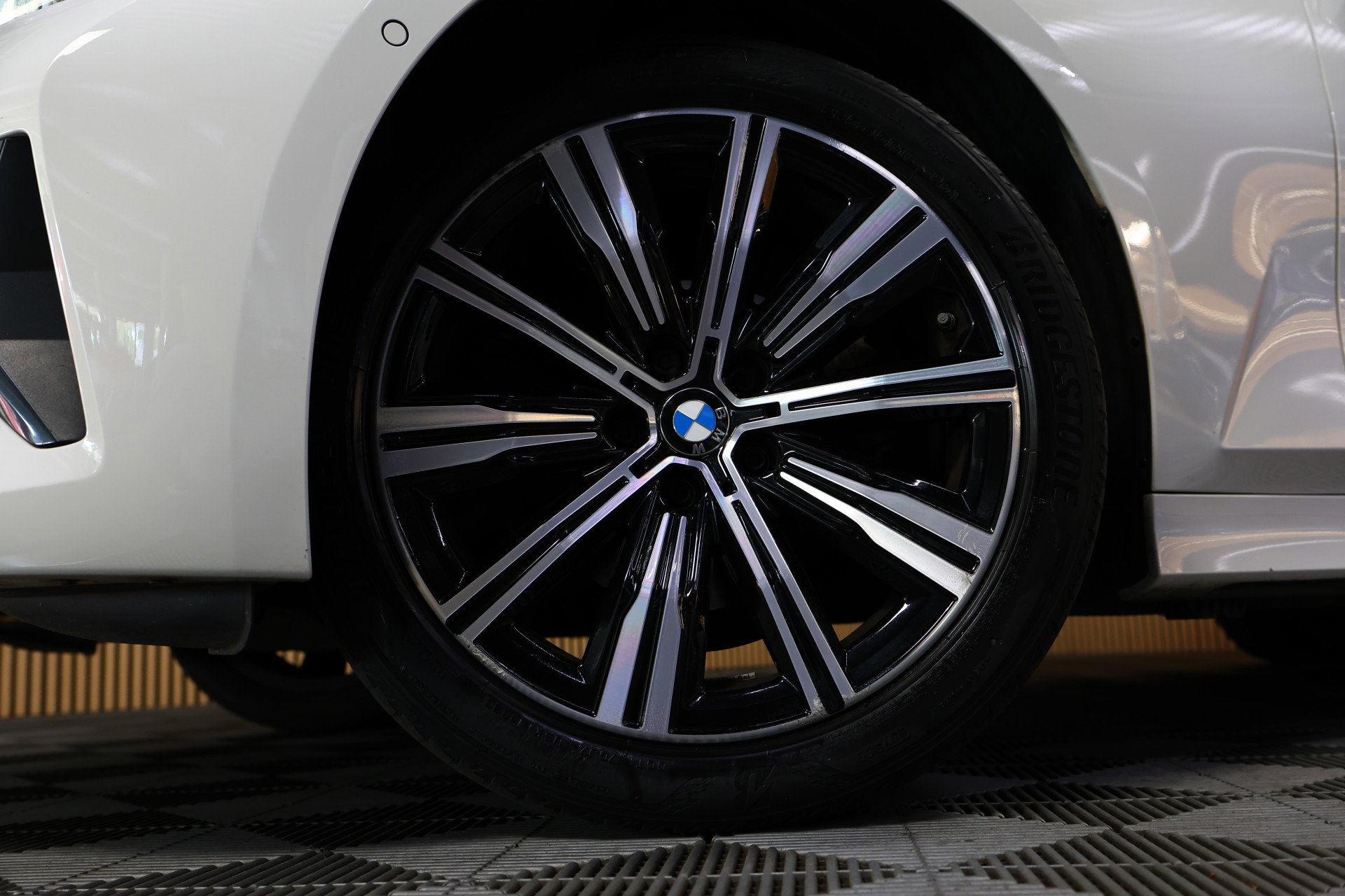 BMW 318i Business M SPORT Edition AVM SPORTLEDER NAVI CARPLAY VIRTUAL '21 - foto 4