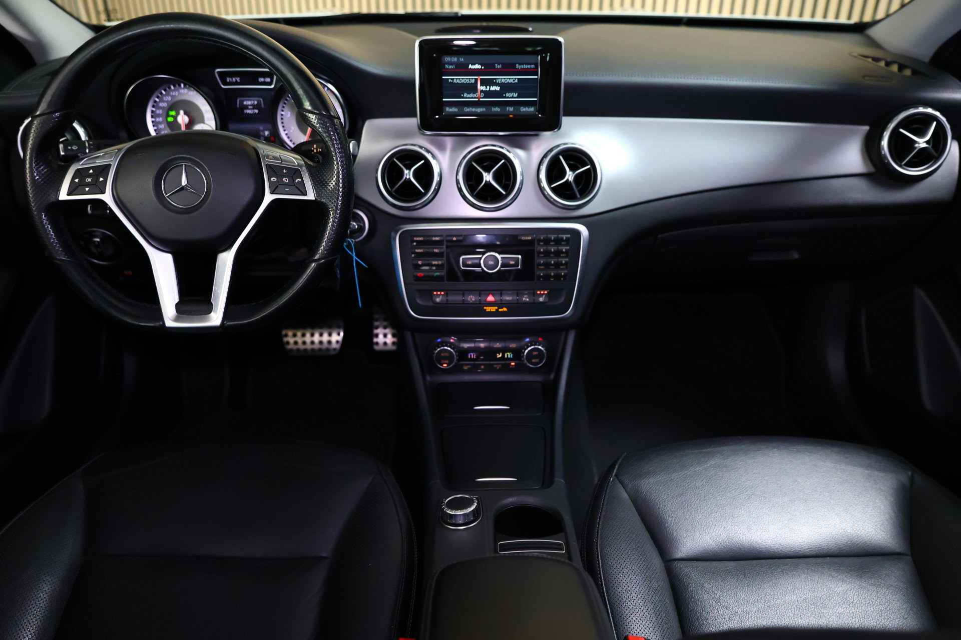 Mercedes-Benz 200 AMG Prestige PANODAK NAVI CLIMA CRUISE BT KEYLESS `14 - foto 2