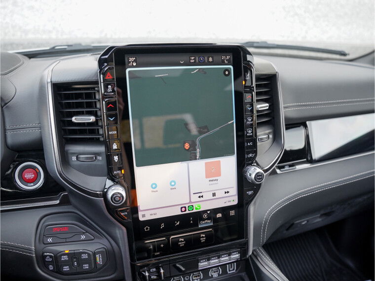 Uconnect-systeem met spraaksturing en Bluetooth-handsfreeregeling