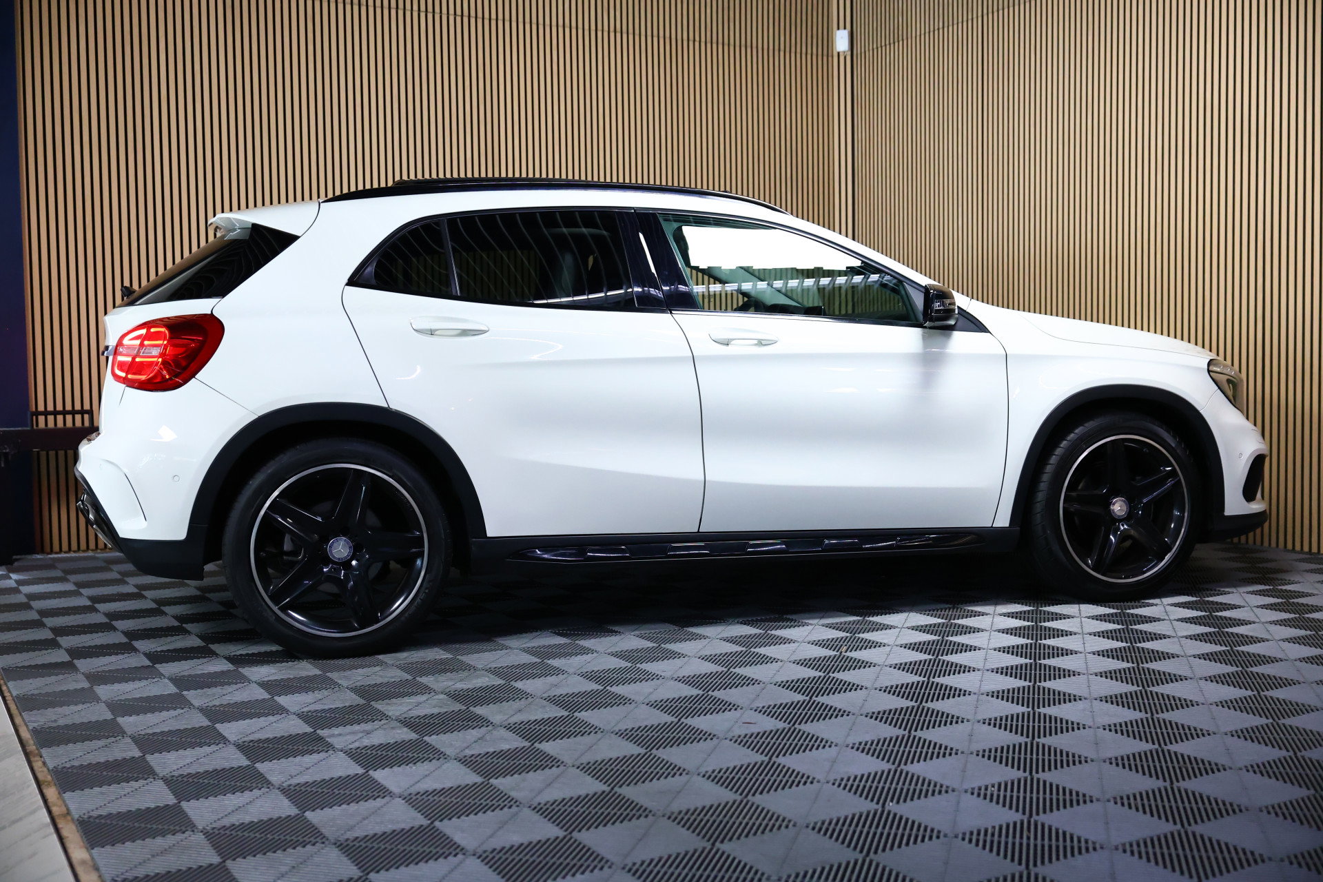 Mercedes-Benz 200 AMG Prestige PANODAK NAVI CLIMA CRUISE BT KEYLESS `14 - foto 7