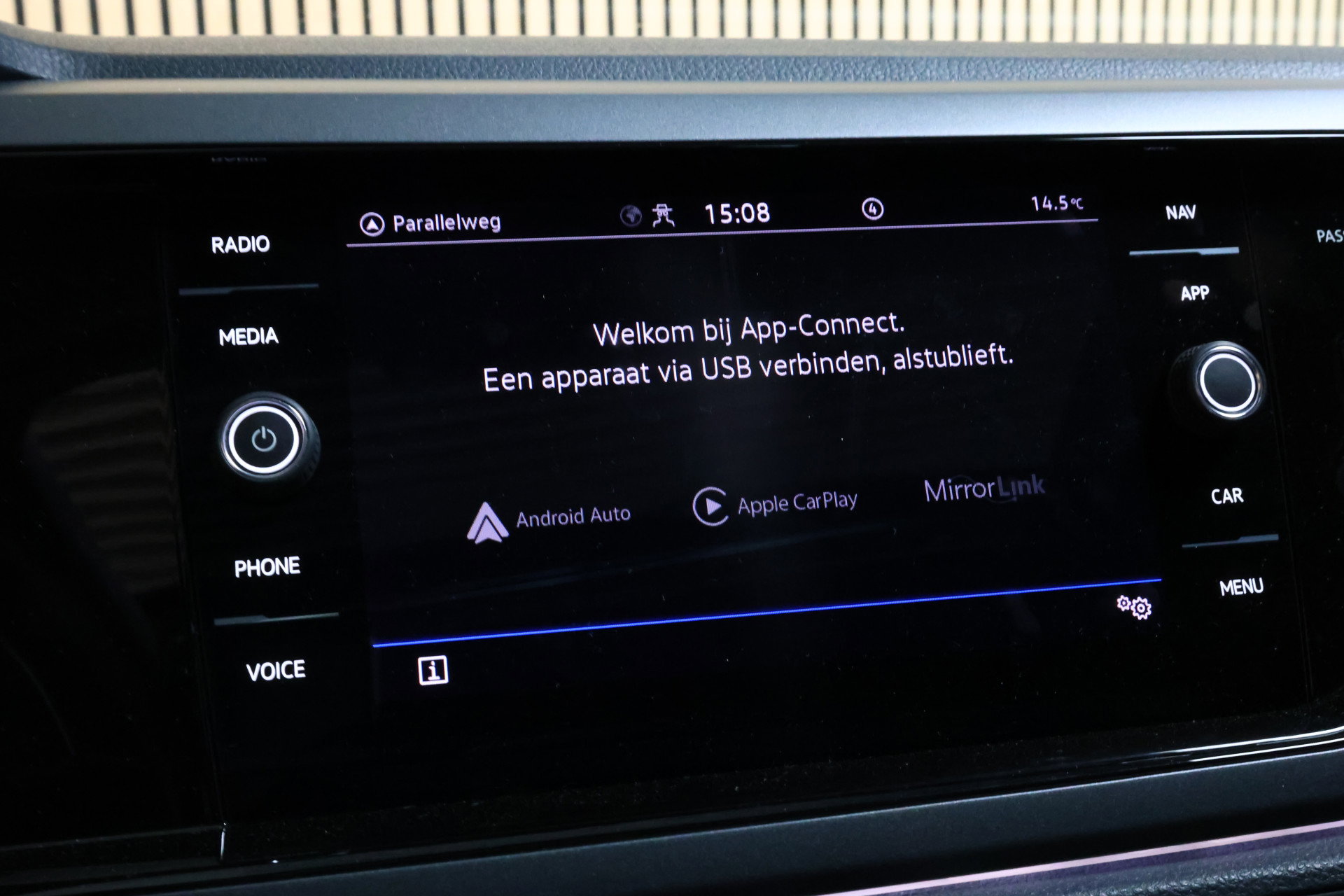 Volkswagen 1.0 TSI R-Line Business AVM DSG NAVI CARPLAY PANO STOELVW '22 - foto 24